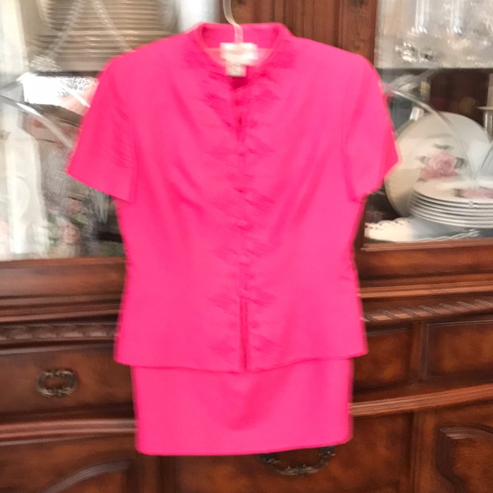 Hot pink, Papell skirt/jacket suit, Size 8 Petite